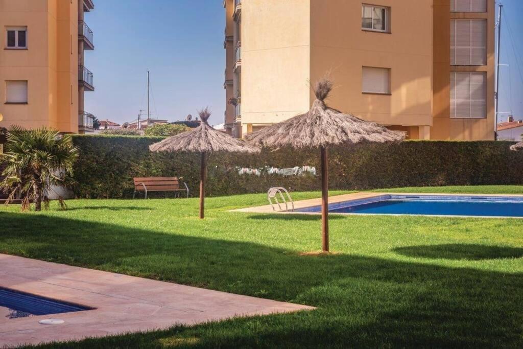 Apartamento En Roses Con Parking Y Piscina Apartment Exterior photo